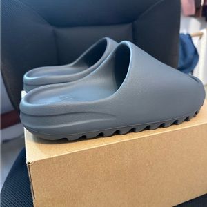 Yeezy Slides, size 9 w, size 7 m, granite